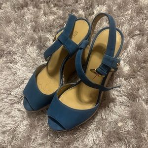 Beautiful summary color to add to your shoes collection, gently used